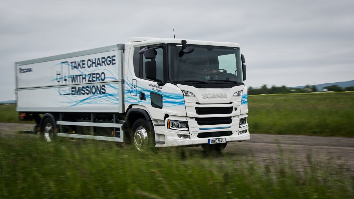 Za volantem elektrického náklaďáku Scania: Budoucnosti stojí v cestě infrastruktura